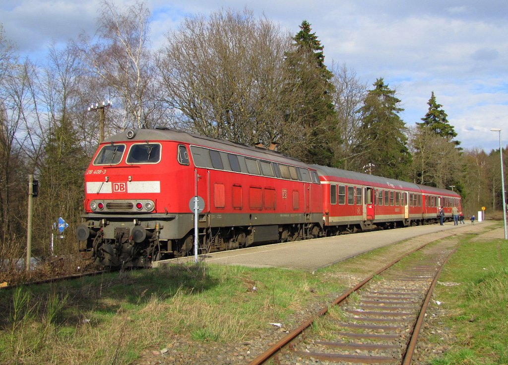 DB 218 408-3 mit der RB 12636 aus Boppard Hbf, im Bf Emmelshausen; 02.04.2010