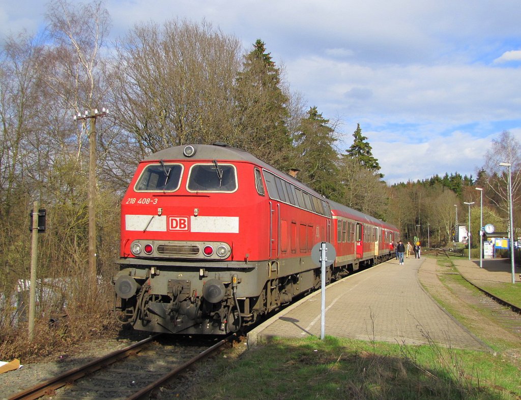 DB 218 408-3 mit der RB 12636 aus Boppard Hbf, im Bf Emmelshausen; 02.04.2010