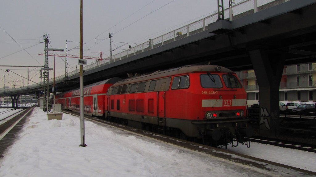 DB 218 449-7 mit dem RE 15530 von Frankfurt (M) Hbf nach Glauburg-Stockheim, in Frankfurt (M) West; 22.12.2010 