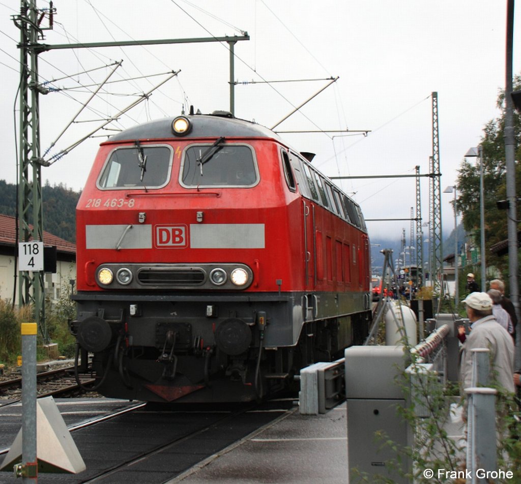 DB 218 463-8 beim Umsetzten auf dem Bahnbergang am Bhf. Mittenwald, KBS 960 Innsbruck - Mnchen, fotografiert  am 30.09.2012