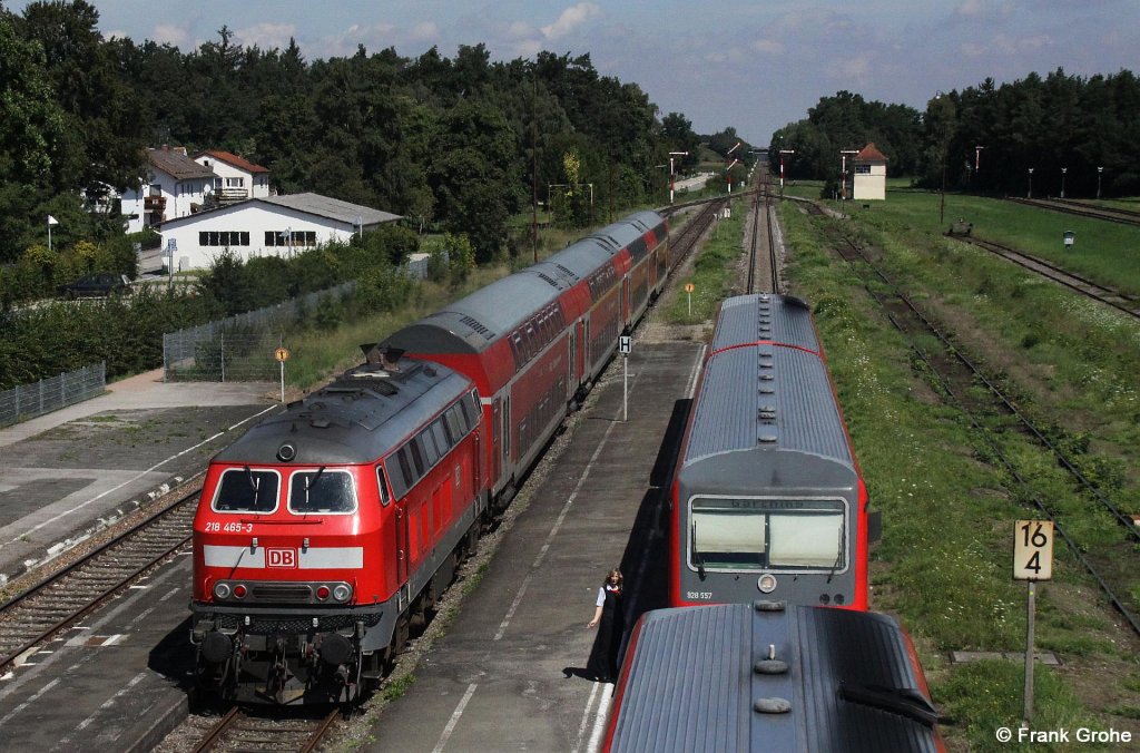 DB 218 465-3 schiebt RB 27086 Salzburg - Landshut, KBS 945 Salzburg - Mhldorf - Landshut, fotografiert bei der Ausfahrt aus dem Bhf. Garching an der Alz am 17.08.2011 --> Rechts stehen am Bahnsteig Sdostbayernbahn DB Regio 628 + 928 557 und 628 + 928 576, die gemeinsam als RB 27087 Landshut - Freilassing in Garching eingetroffen sind und gerade entkoppelt wurden. Der vollstndig zu sehende Zugteil fhrt als RB 27289 weiter auf der Traun-Alz-Bahn nach Trostberg, wogegen der vordere Triebzug seine Fahrt nach Freilassing fortsetzt.