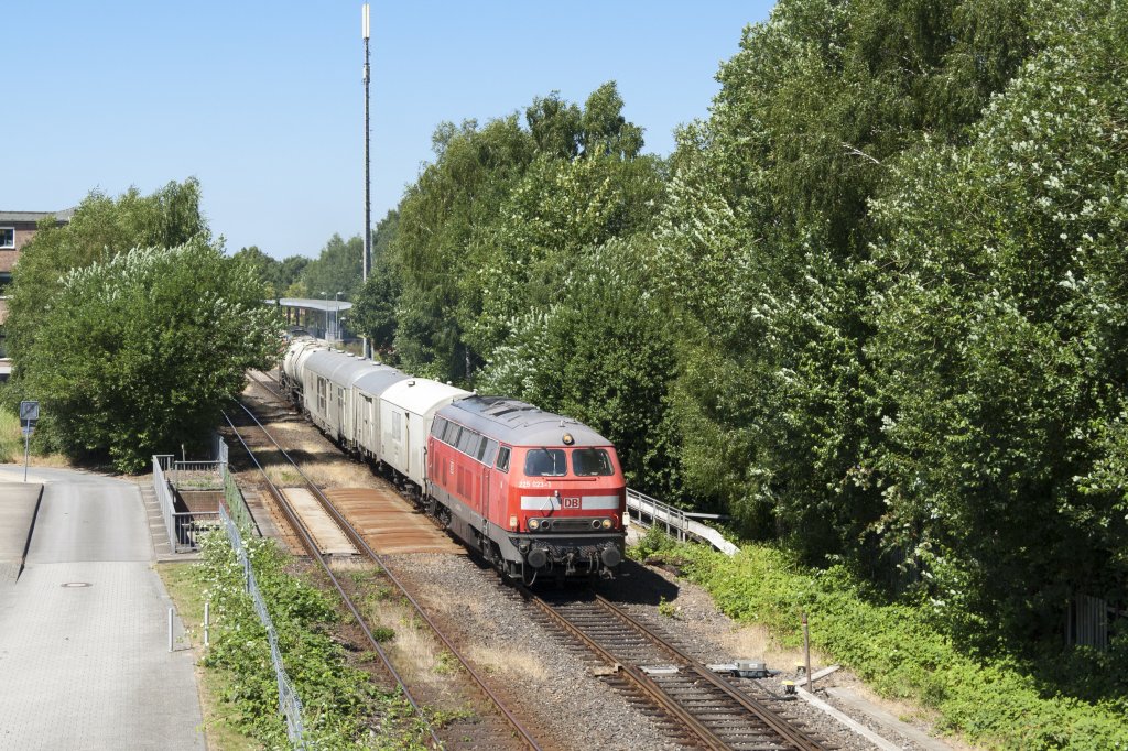DB 225 023 mit Unkrautspritzzug und am Zugschlu die 225 024 fahrden ab im Gronau(Westf) richtung Coesfeld(Westf) am 22.07.2013.