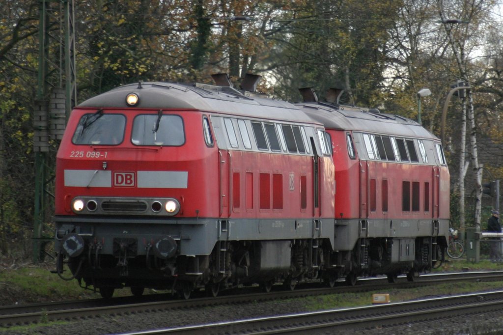 DB 225 099 und 225 006 durchfahren am 18.11.09 Ratingen-Lintorf