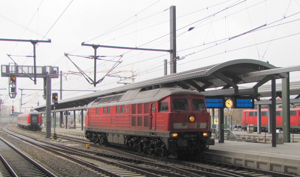 DB 232 209-7 beim umsetzen nach Ankunft mit dem RE 3626 aus Altenburg, in Erfurt Hbf; 24.01.2011