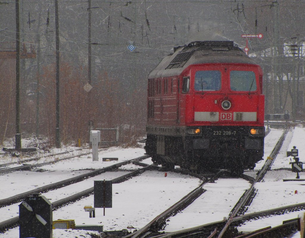 DB 232 209-7 beim umsetzen nach Ankunft mit dem RE 3625 aus Erfurt Hbf, im Bf Altenburg; 24.01.2011