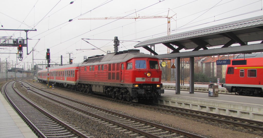 DB 232 209-7 mit dem RE 3626 aus Altenburg, bei der Einfahrt in Erfurt Hbf; 24.01.2011