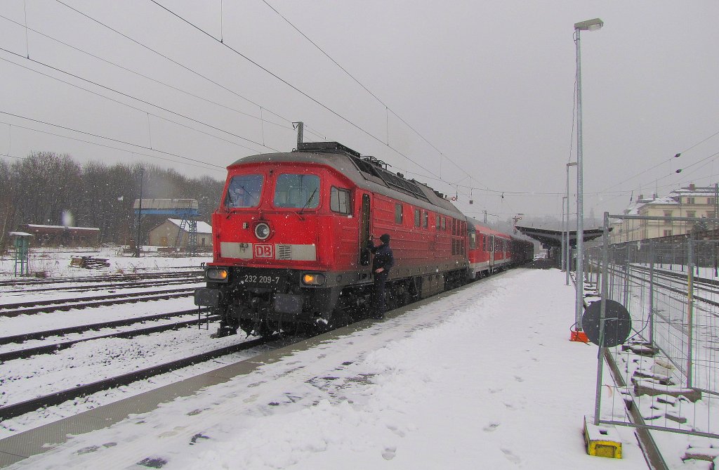 DB 232 209-7 mit dem RE 3625 aus Erfurt Hbf, am 24.01.2011 im Bf Altenburg.