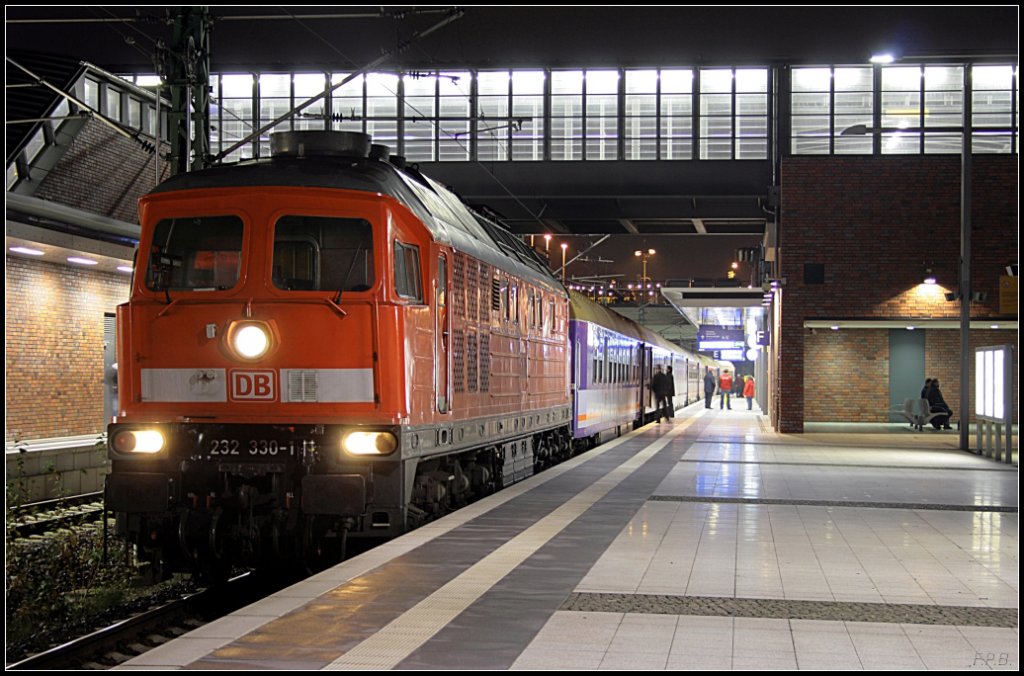 DB 232 330-1 zieht den D 40449/449 nach Kaliningrad und Warszawa Wschodnia, der in Bydgoszcz Glowna getrennt wird. Diese Leistung wird zum Fahrplanwechsel 2009/2010 wegfallen (Nachts in Berlin Gesundbrunnen, 11.12.2009)