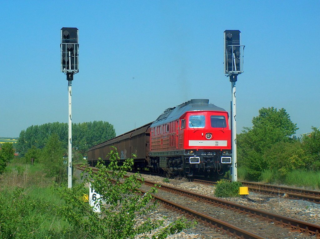 DB 232 388-9 mit einem Zementganzzug von Karsdorf nach Stettin, im Bf Laucha; 12.05.2008 