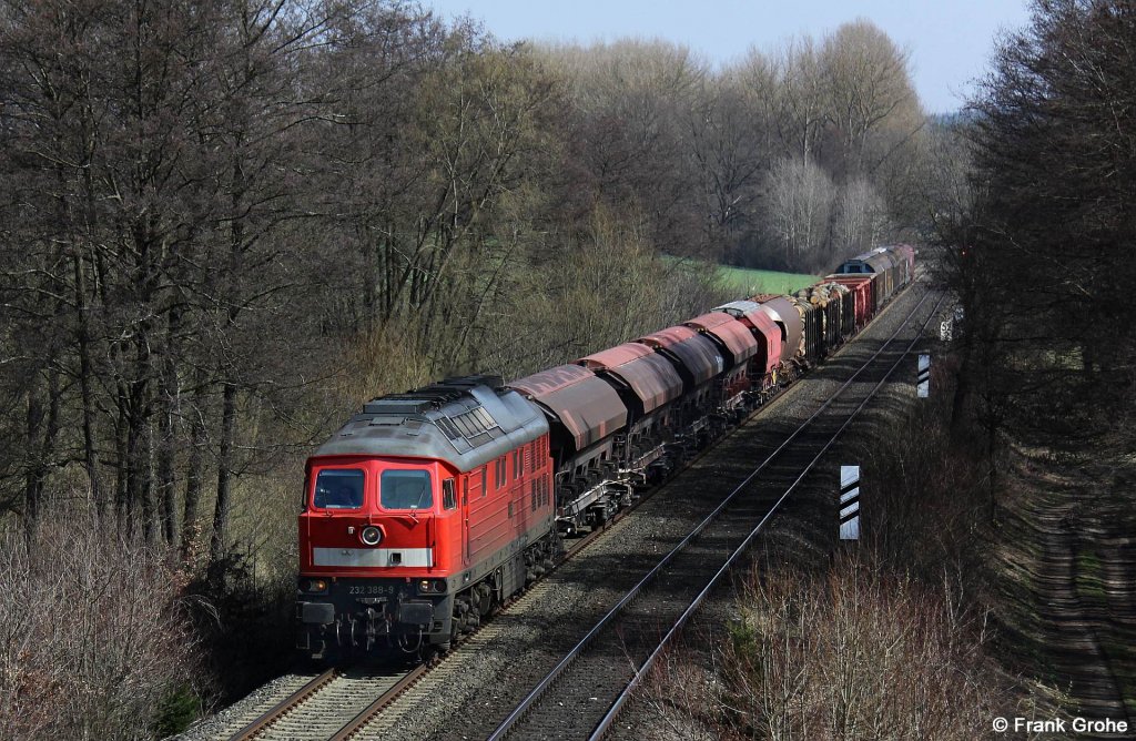 DB 232 388-9 vor Gterzug Richtung Nrnberg, KBS 860 Hof / Cheb - Nurnberg, fotografiert bei Neuhaus an der Pegnitz am 29.03.2011