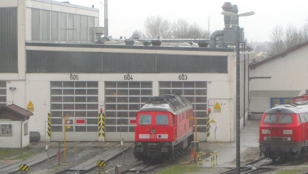 DB 233 586-7 im Bw Mhldorf (Oberbay); 13.01.2011