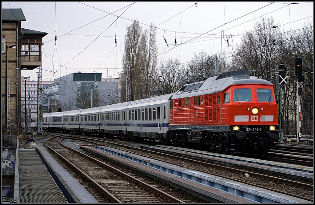 DB 234 242-6 mit dem Berlin-Warschau-Express wegen Gleisbauarbeiten als Umleiter auf dem Berliner Innenring nach Bln.-Lichtenberg (Berlin Greifswalder Str 28.11.2009)