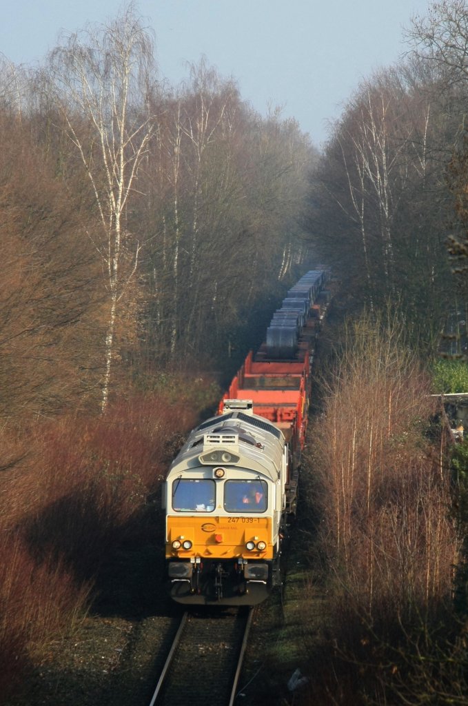 DB 247 039-1 am 01.03.11 mit einem Montanpendel Bochum-Krefeld kurz vor dem Krefelder Stahlwerk.