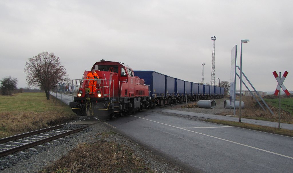 DB 261 011-1 mit dem FIR 55201 vom Motorenwerk Klleda ber Smmerda nach Erfurt Gbf, am 13.03.2012 am B Eugen-Richter Str. in Klleda.
