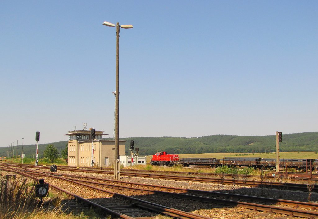 DB 261 022-8 beim rangieren neben dem Stellwerk B2 am 15.08.2012 in Knitz (Thr).