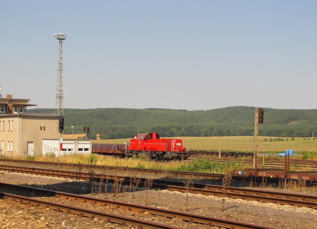 DB 261 022-8 mit einer bergabe aus Saalfeld, am 15.08.2012 neben dem Stellwerk B2 in Knitz (Thr).