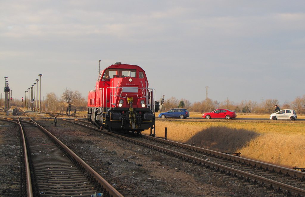 DB 261 047-5 als Tfzf von Ebeleben nach Erfurt Gbf, bei der Durchfahrt in Khnhausen; 17.02.2012