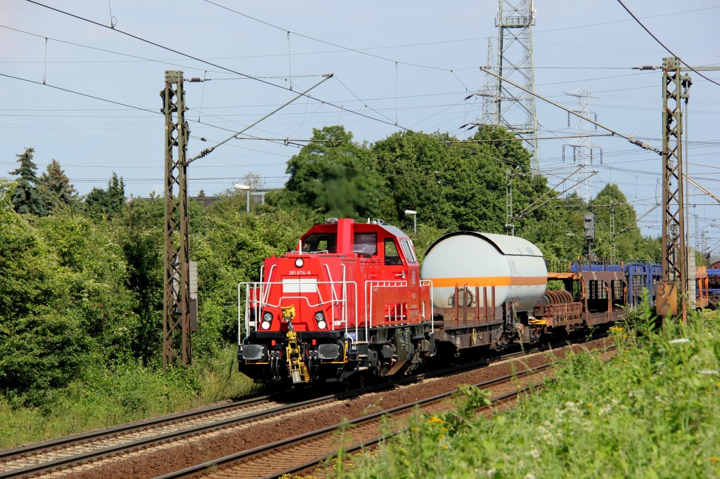 DB 261 074-9 mit G�terzug in Hannover Ahlten, August 2012.