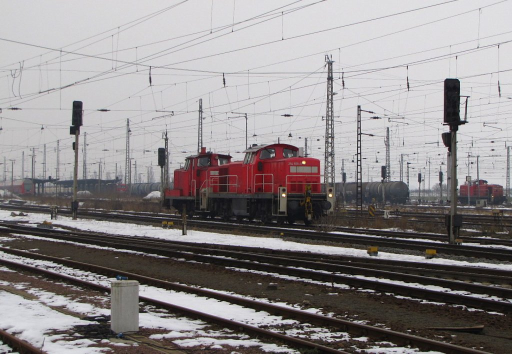 DB 294 668-9 + 363 151-2 als Tfzf Richtung Leipzig, beim warten auf die Ausfahrtsfreigabe in Grokorbetha Rbf; 21.01.2010