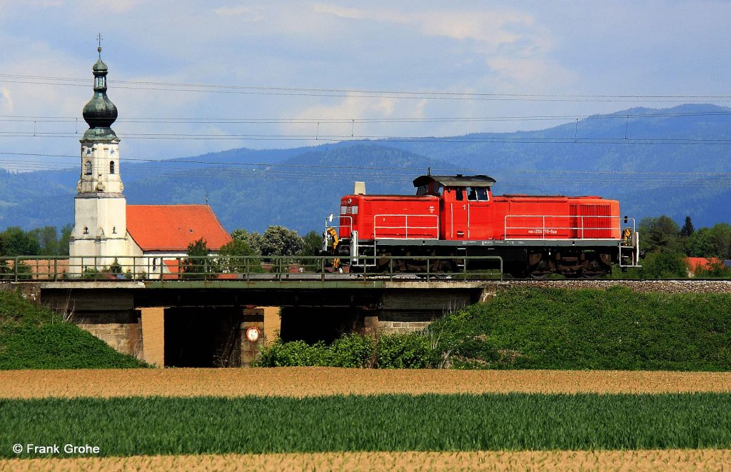 DB 294 778-6 Leerfahrt Richtung Regensburg, KBS 880 Nrnberg - Passau, fotografiert vor der Rokoko Wallfahrtskirche „Zum Heiligen Kreuz  in Loh ( Ortsteil von Stephansposching ) am 07.05.2012