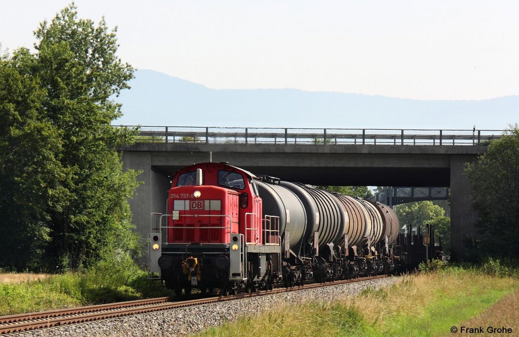 DB 294 797-6 mit berfhrung Deggendorf-Hafen - Plattling,  KBS 905 Bayerisch Eisenstein - Plattling, fotografiert bei Pankofen am 28.06.2012