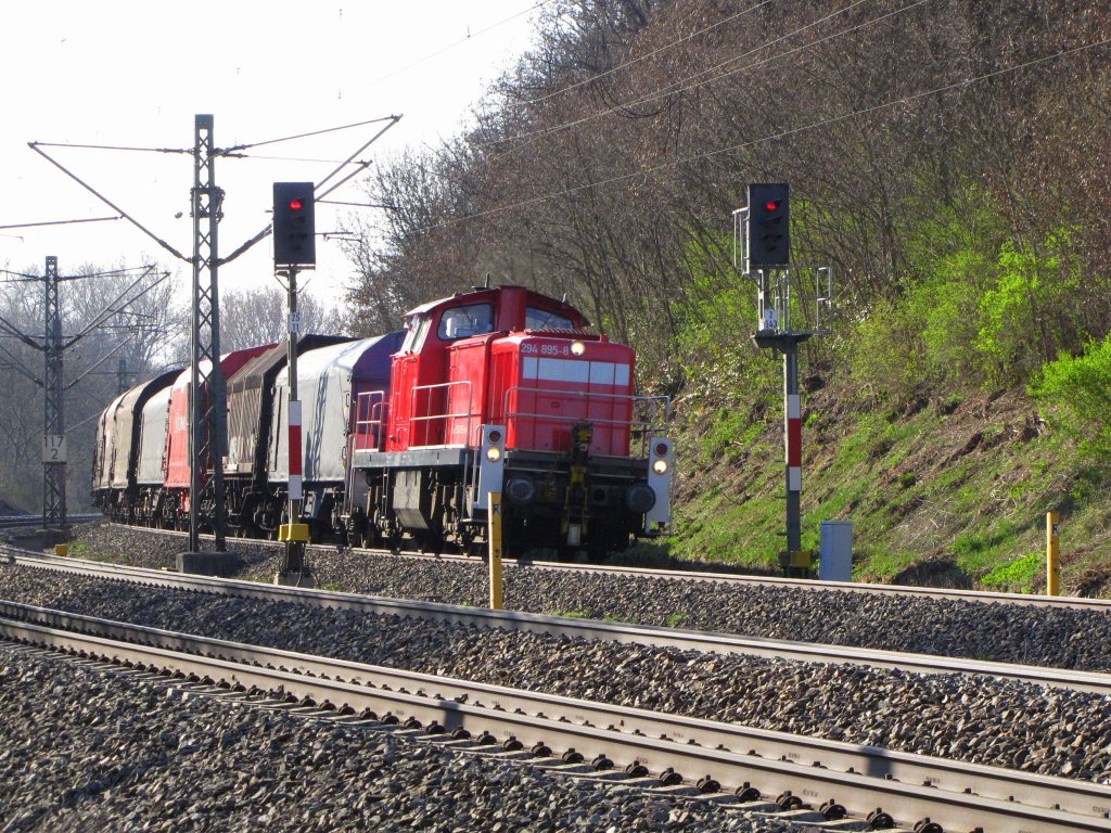 DB 294 895-8 mit einer bergabefahrt Richtung Erfurt, bei Ingersleben; 07.04.2010