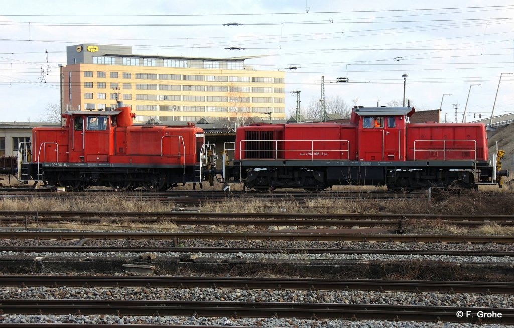 DB 294 905-5 + 362 362-6 vor Rangiereinheit im Güterbahnhof Halle / Saale, fotografiert am 20.02.2012