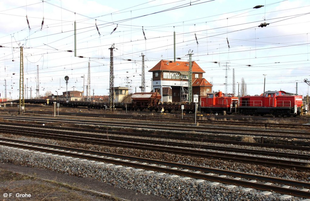 DB 294 905-5 + DB 362 362-6 ziehen im Güterbahnhof Halle / Saale am Stellwerk Hg5 eine Rangiereinheit über den Ablaufberg, fotografiert am 20.02.2012