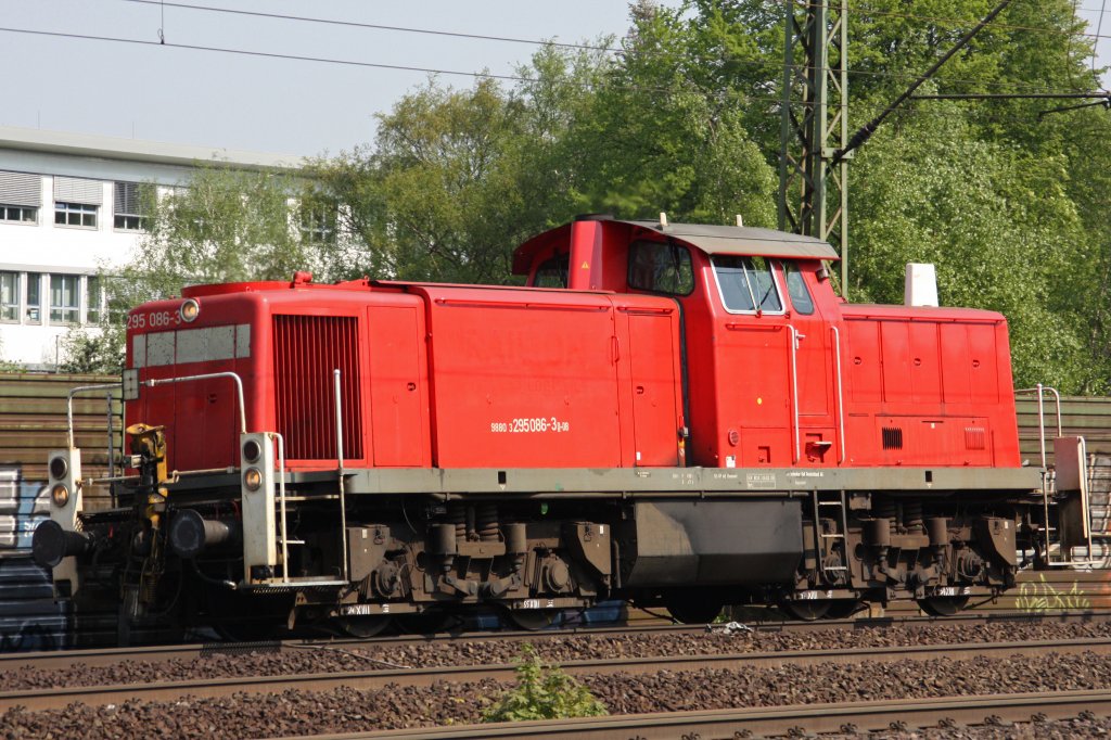DB 295 086 am 26.4.11 als Lz in Hamburg-Harburg.