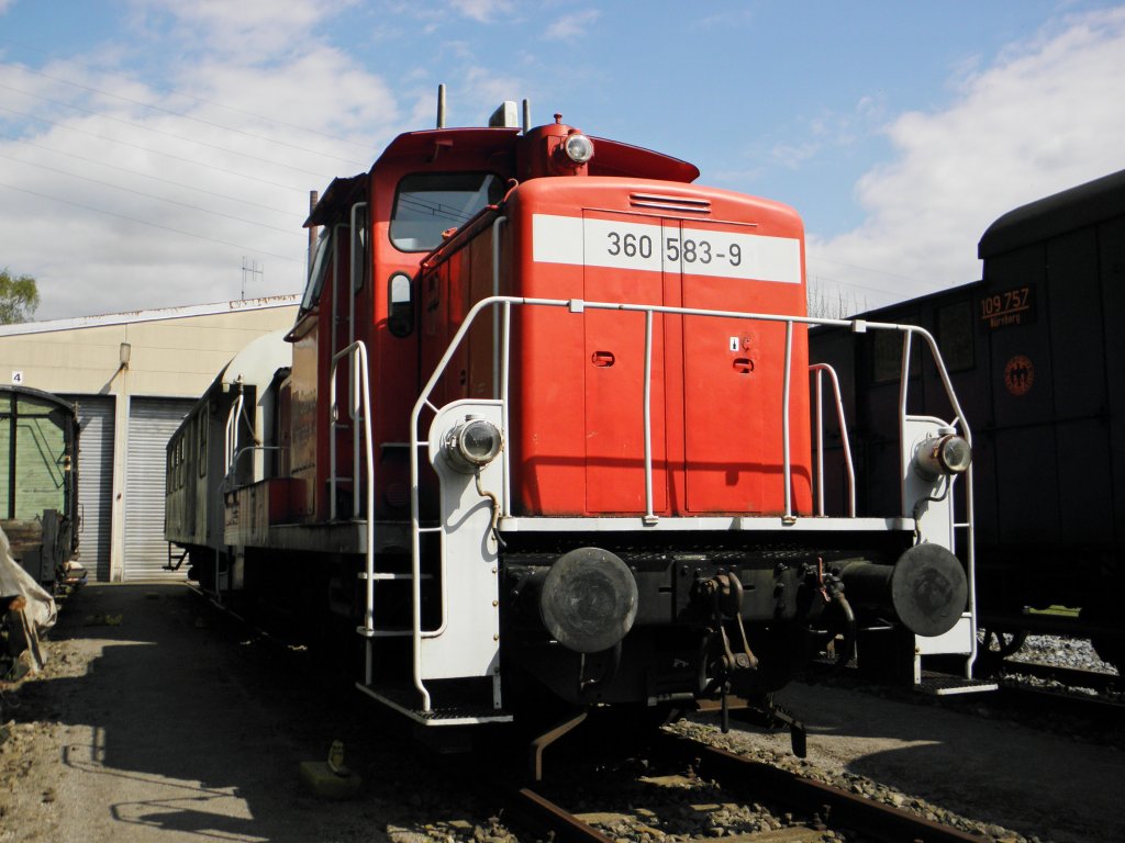 DB 360 583-9 steht in Bochum Dahlhausen am 16.4.2011