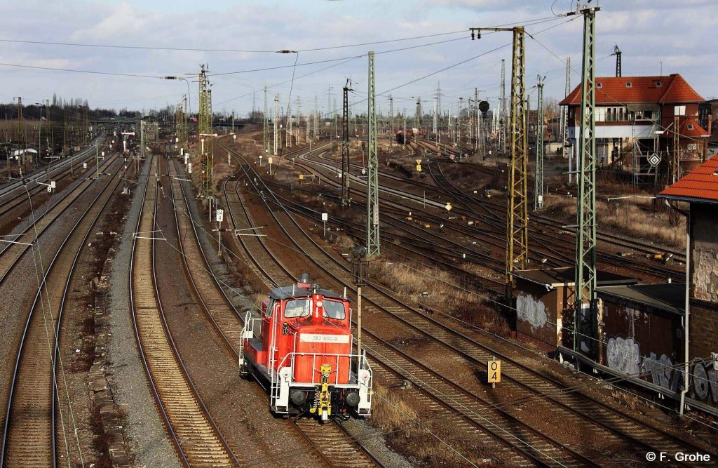 DB 362 600-9 wartet am Gterbahnhof Halle / Saale auf Ausfahrt in Richtung Kthen, Blick auf Rangierbahnhof mit Ablaufberg und Streckengleise von der Berliner Brcke fotografiert am 20.02.2012 