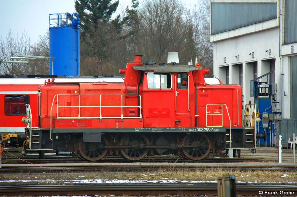 DB 362 756-9 wartet an Fahrzeughalle der Sdostbayernbahn auf nchsten Einsatz, fotografiert im Bahnhof Mhldorf a. Inn am 18.02.2013 