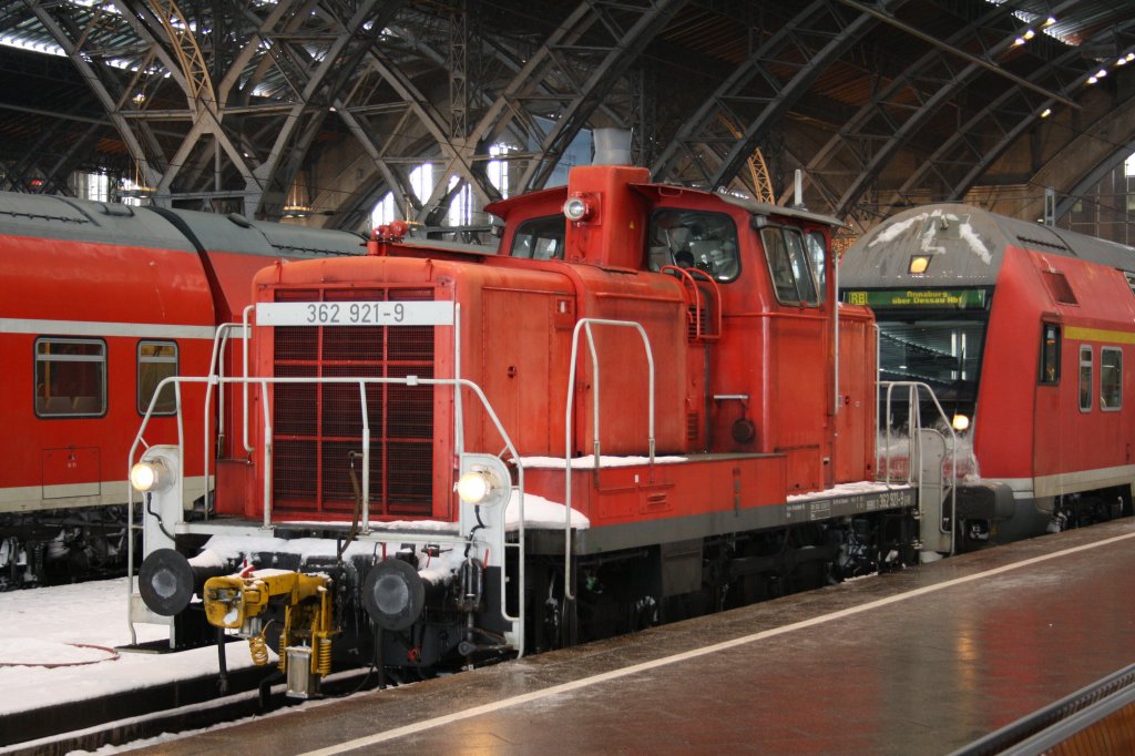DB 362 921-9 stellt am 27.12.2010 eine Garnitur fr einen Regionalzug im Leipziger Hbf bereit