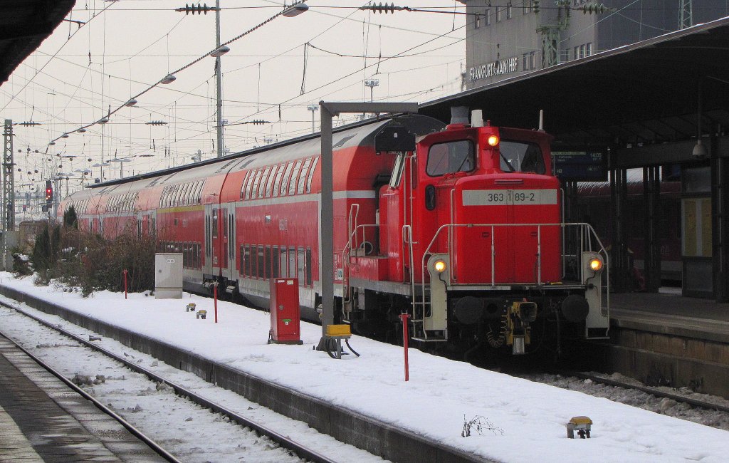 DB 363 189-2 mit dem Leerpark der RB 15617 aus Wchtersbach, in Frankfurt (M) Hbf; 22.12.2010