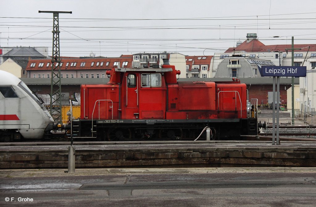 DB 363 703-0 rangiert mit IC, Leipzig Hbf., fotografiert am 23.02.2012