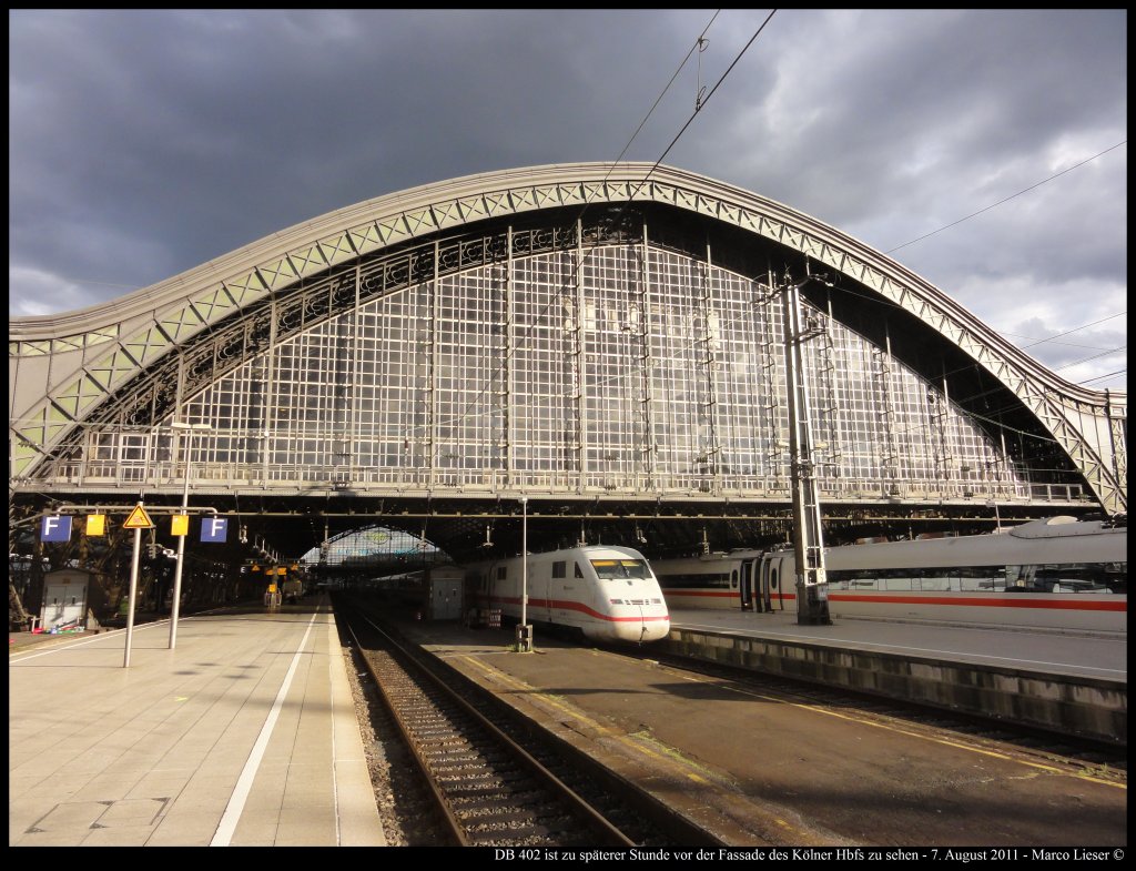 DB 402 ist zu spter Stunde vor der Fassade des Klner Hbf zu sehen (07.08.2011)