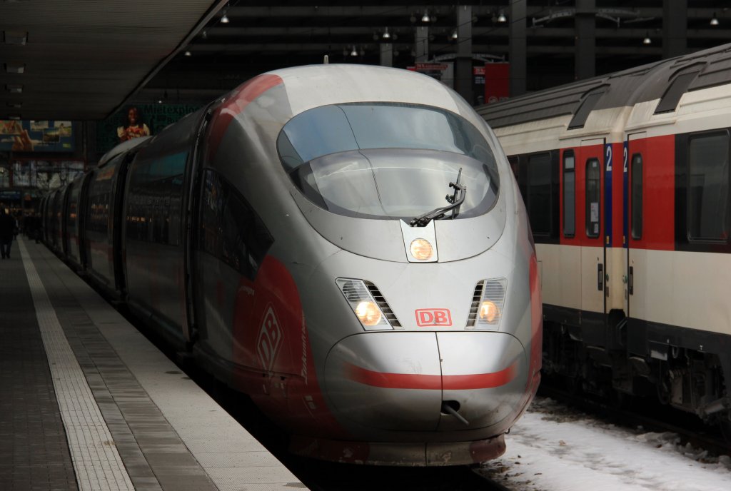 DB 403 054 wartet am 20.02.12 als ICE 628 auf die Abfahrt von Mnchen Hbf nach Essen Hbf.