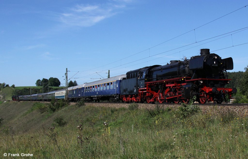 DB 41 018 der Dampflok-Gesellschaft M�nchen e.V. vor gemeinsamen Sonderzug der DGM und der UEF von Donauw�rth nach N�rnberg mit 01 1066 der Ulmer Eisenbahnfreunde am Zugschluss, KBS 910 N�rnberg - Treuchtlingen - Augsburg, fotografiert bei Gundelsheim am 21.08.2010 --> Die beiden Sonderz�ge von M�nchen und Stuttgart wurden kurz zuvor in Donauw�rth vereinigt und fahren nun gemeinsam weiter. 