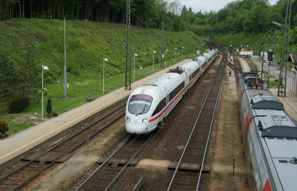 DB 411 054/545  Sonnenberg  fahrt als ICE21 von Frankfurt nach Wien West gerade durch den Bahnhof Rekawinkel und wird in wenigen Kilometer den Zielbahnhof erreichen. Auf dem neben Gleis steht wieder einmal ein Talent. 15.5.2010