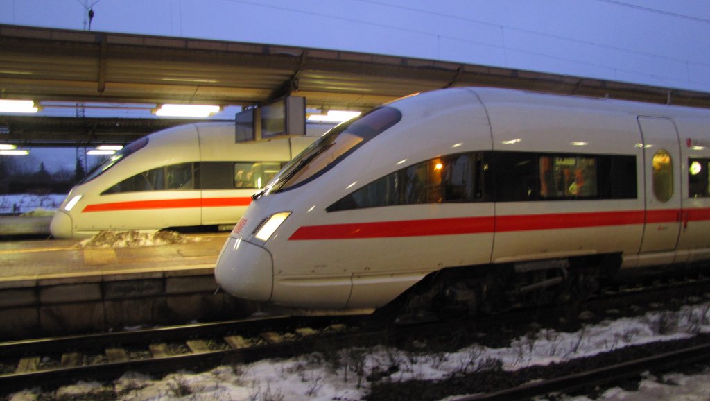 DB 411 564-8 + 411 082-1  Mainz  am  neuen  IC/ICE Umsteigebahnhof in Naumburg (S). Dafr halten seit dem Fahrplanwechsel die IC´s und ICE´s Richtung Halle/Leipzig nicht mehr auf Gleis 1, sondern Gleis 2 und 3; 12.12.2010