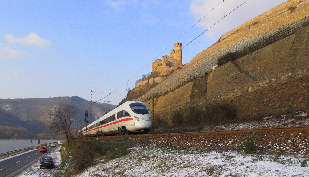 DB 415 002-5  Karlsruhe  als ICE 27 von Dortmund Hbf nach Wien Westbf, unterhalb der Burg Ehrenfels bei Rdesheim; 19.12.2009