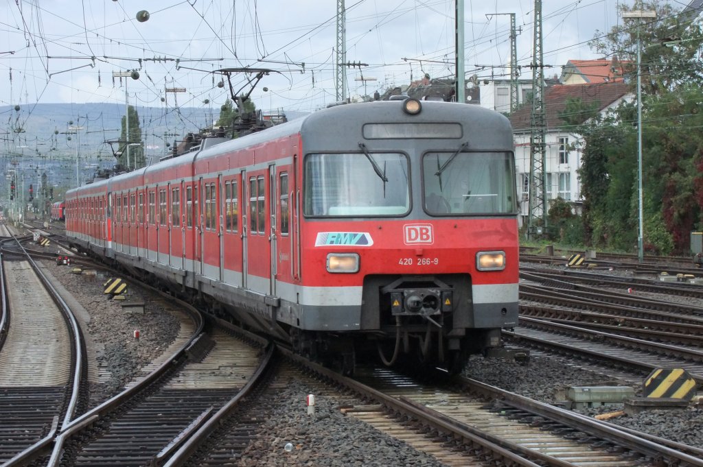 DB 420 326 1 fhrt am 08.10.2011 in Mainz Hbf ein.