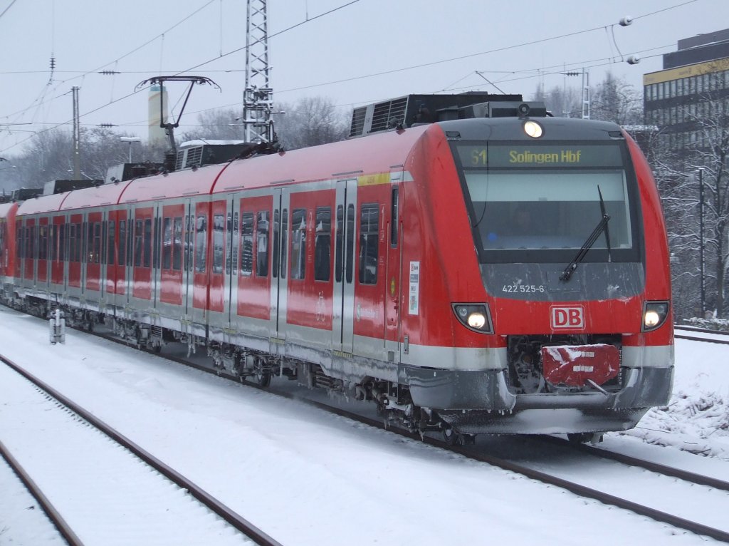DB 422 025 verlsst am verschneiten 03.01.2010 den Bochumer Hbf in Richtung Essen auf der S1.