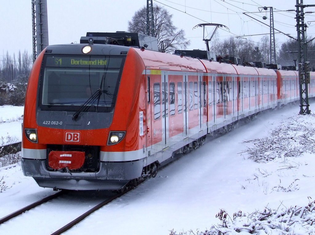 DB 422 062 auf der S1 bei der Einfahrt in Bochum-Ehrenfeld am 03.01.2010.
