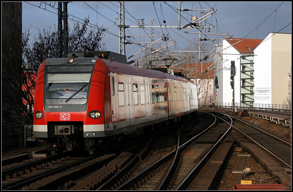 DB 423 003-0 im S7-Ergnzungsverkehr zwischen Bln.-Ostbahnhof und Potsdam Hbf (NVR-Nummer 9480 0 423 033-0 D-DB, S-Bahn Stuttgart, gesehen Berlin Friedrichstrae, 27.02.2010)