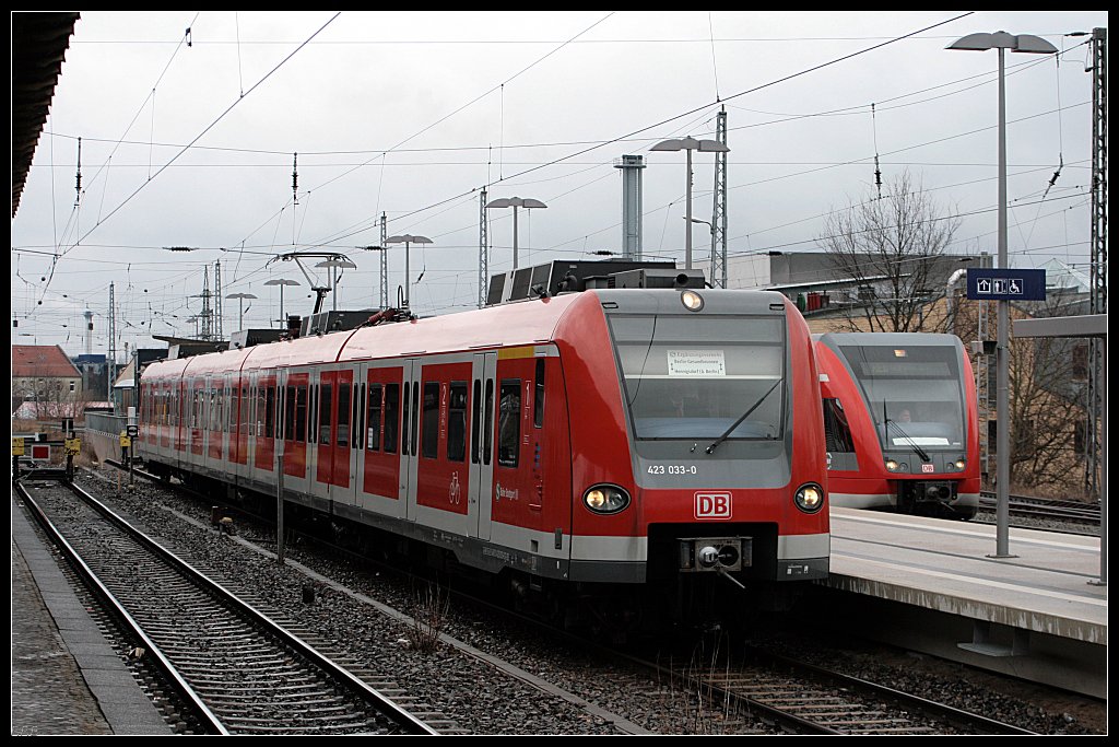 DB 423 033-0 der Stuttgarter S-Bahn im Ersatzverkehr fr die Berliner S-Bahnlinie S25 zwischen Hennigsdorf und Berlin Gesundbrunnen. Grund ist das die Gleise im Abschnitt Schnholz - Alt-Tegel erneuert werden und somit der Abschnitt gesperrt wurde (gesehen Hennigsdorf 13.03.2010)