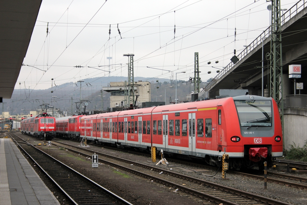 DB 425 135-1 + 111 115-2 und 111 121-0 abgestellt in Koblenz Hbf am 28.1.2012 