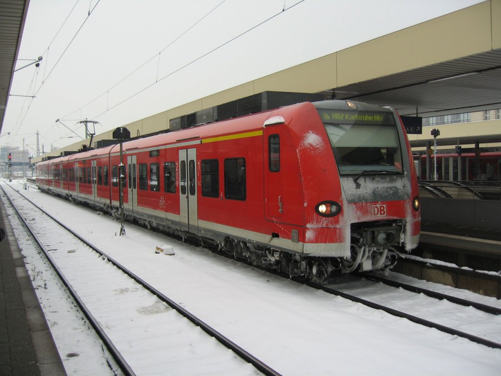 DB 425 253-2 steht 26.1.2006 im Hauptbahnhof Mannheim.