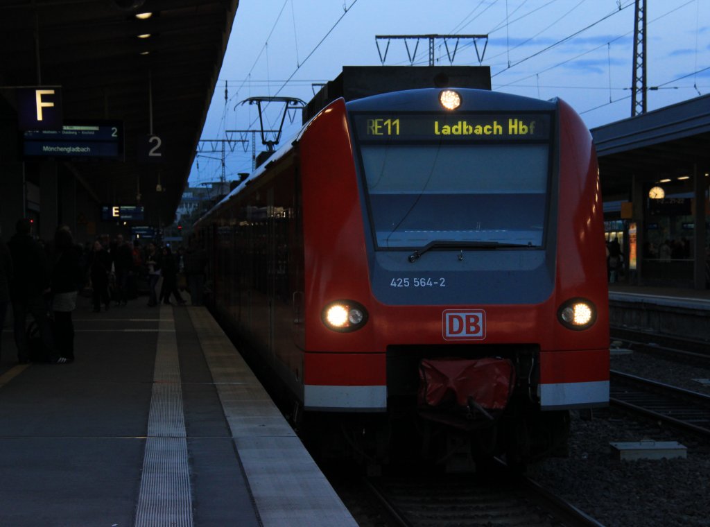 DB 425 564-2 als RE11 in Essen Hbf, Oktober 2012.
Falsche Anzeige Ladbach Hbf und nicht M�nchengladbach Hbf.