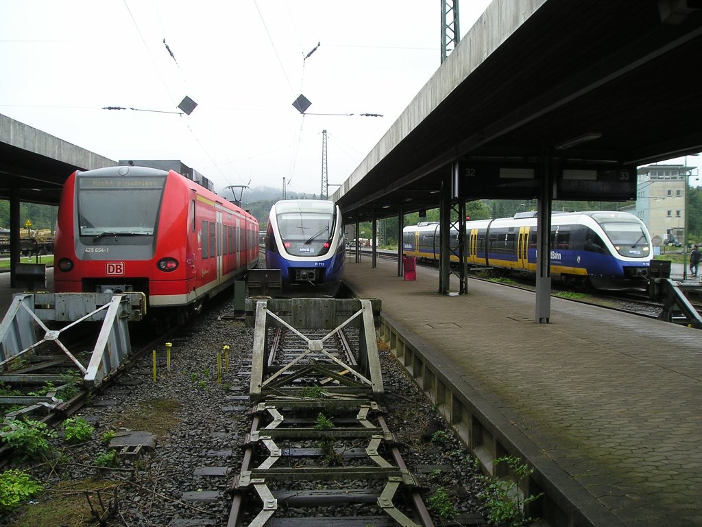 DB 425 654 -1
NWB VT 773 + 702 in Altenbeken

Aufgrund von Gleiserneuerung zwischen Altenbeken und Paderborn endet bzw. startet die RB 84   Eggebahn  und die S5, die normalerweise von Hannover Flughafen nach Paderborn Hbf fhrt, an diesem Wochenende in Altenbeken von den gleisen 31 - 34. 